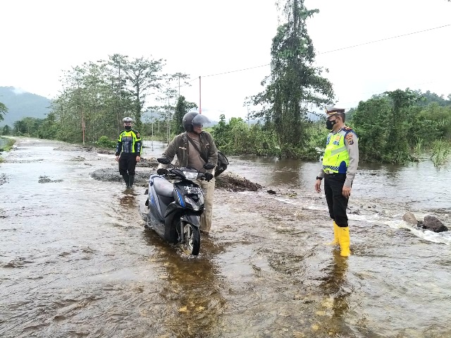 Atasi Kemacetan Akibat Luapan Air, Satlantas Polres Tolitoli Terjunkan Personil
